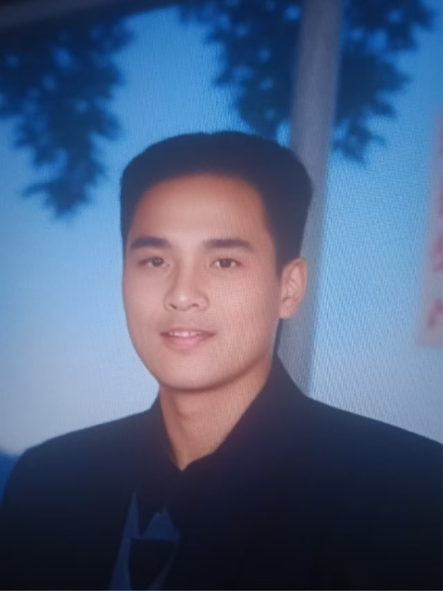 甘兆辉纪念馆照片:这是我父亲年轻的时候这照相馆拍的,我们没有想到他会那么年轻离开我们,那个时候他也还没有生病,那个时候父亲好帅气,他在我们心目中永远是最帅的,,希望他在那边无病无灾无难,女儿很想你,我的好父亲