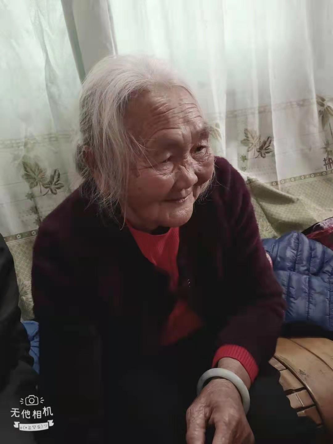 母亲许石妹纪念馆照片:妈妈和外孙玩耍