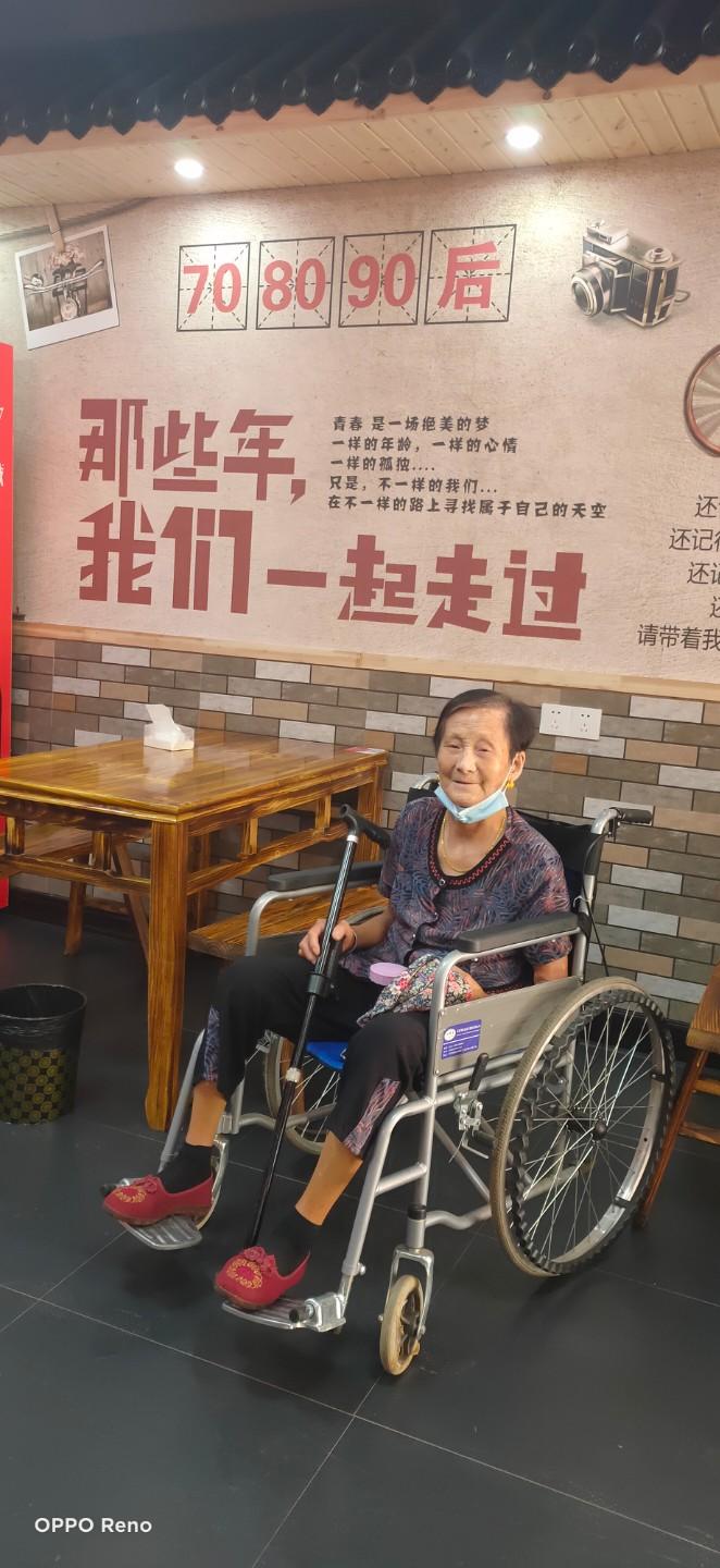 徐辉荣纪念馆照片:带妈妈去景德镇拍的