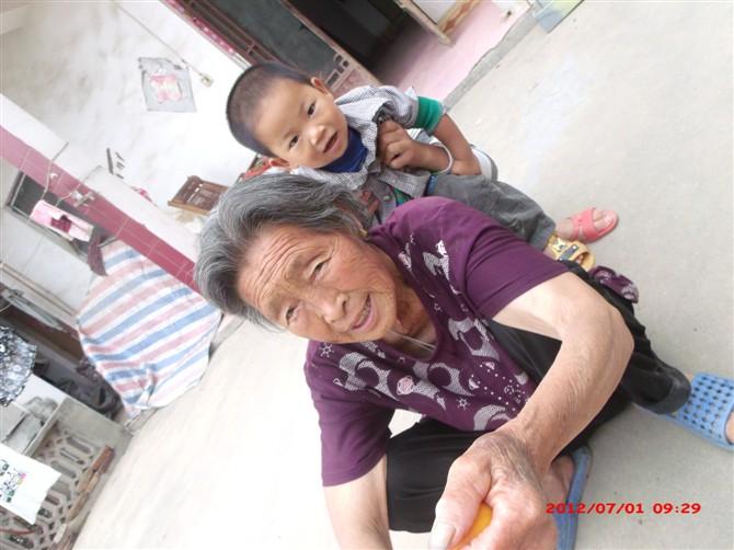 刘桂英纪念馆照片:2012年7月1号在家里重孙赵翔宇爬老奶奶背上