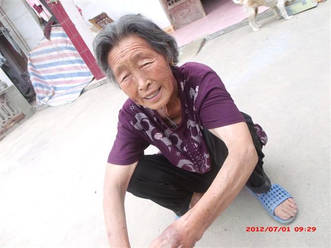 刘桂英纪念馆照片:2012年7月1日母亲在家里留念