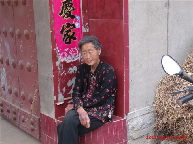刘桂英纪念馆照片:2011年6月1号母亲在沛县周店村老家门口留念