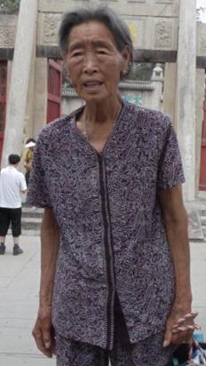 刘桂英纪念馆照片:2012年7月4号带母亲去山东孔庙留念