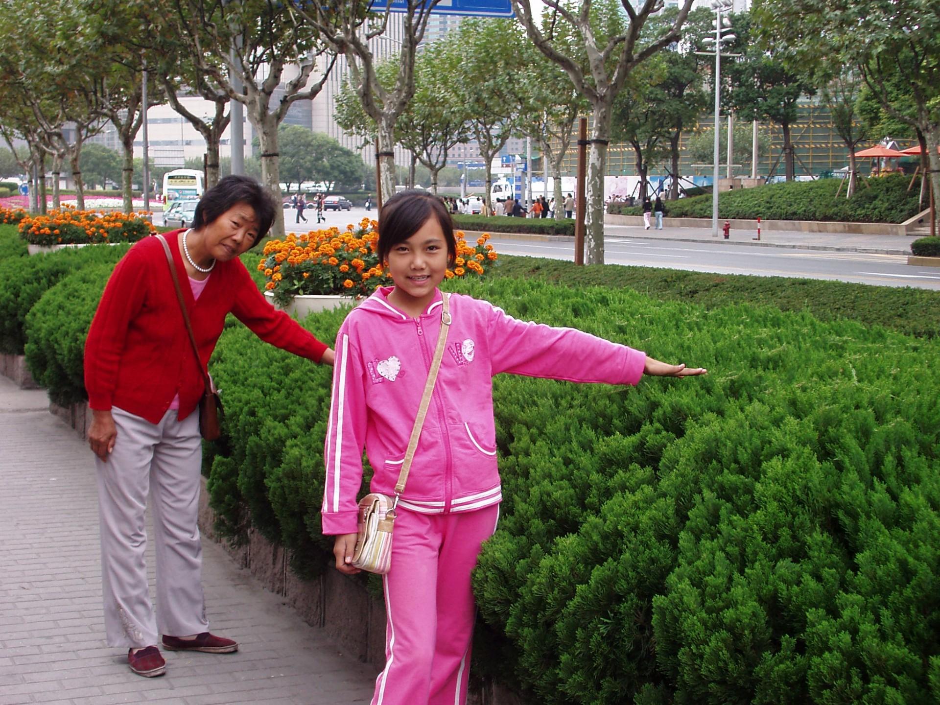 慈母刘玉梅纪念馆照片:跟大孙女在上海