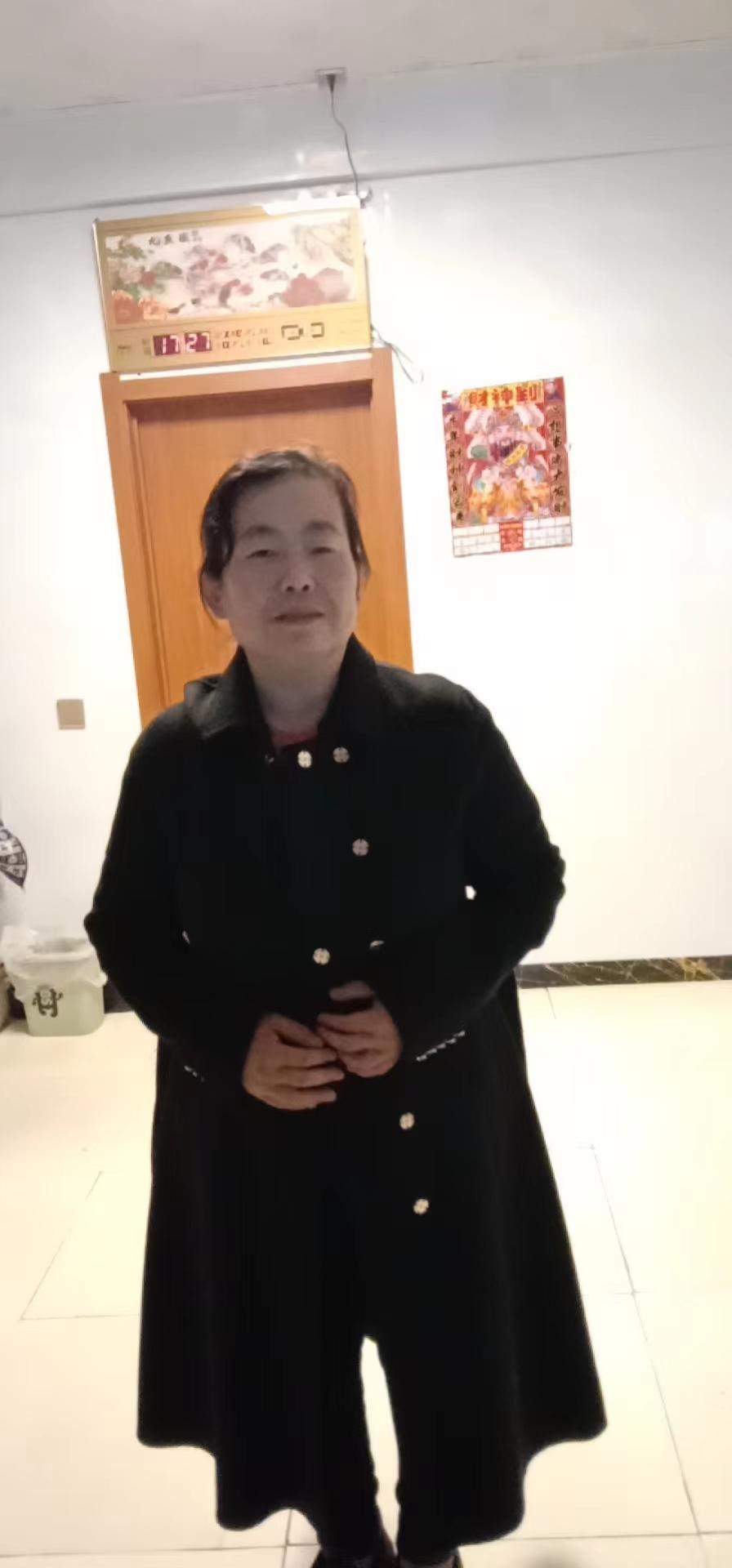 吴术凤纪念馆照片:给妈妈买的生日礼物,妈妈试穿后给我拍了照片给我看。