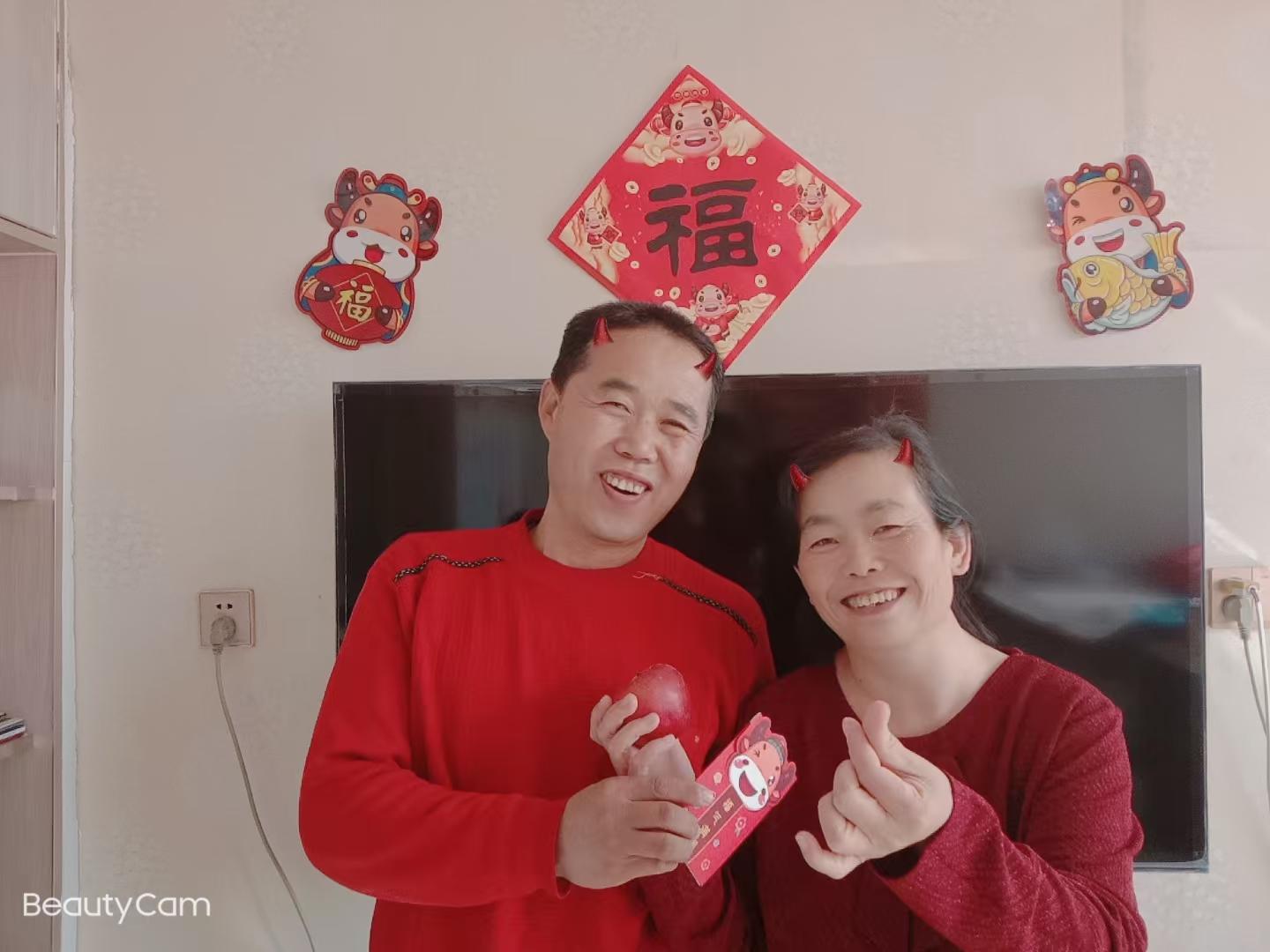 吴术凤纪念馆照片:21年,刚做完第一次手术时候的妈妈,那时候我们以为,妈妈会没事了,所以都很开心地过年。