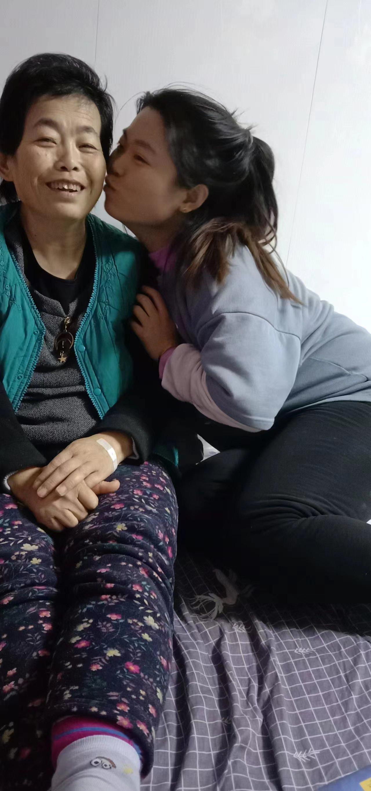 吴术凤纪念馆照片:妈妈病入膏肓时有我在身边依然快乐,哪怕身上疼痛,也在笑着
