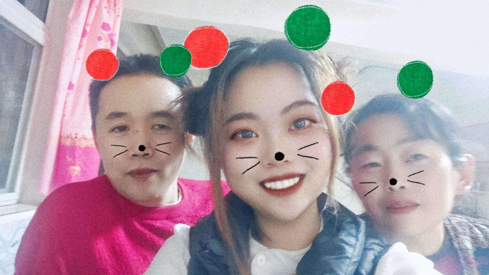 吴术凤纪念馆照片:20年我们一家三口,当时多幸福啊。
