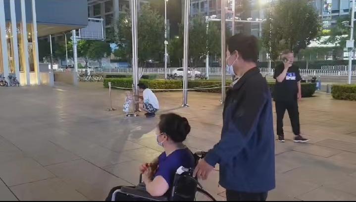 吴术凤纪念馆照片:妈妈去北京治病时候,我们一家三口