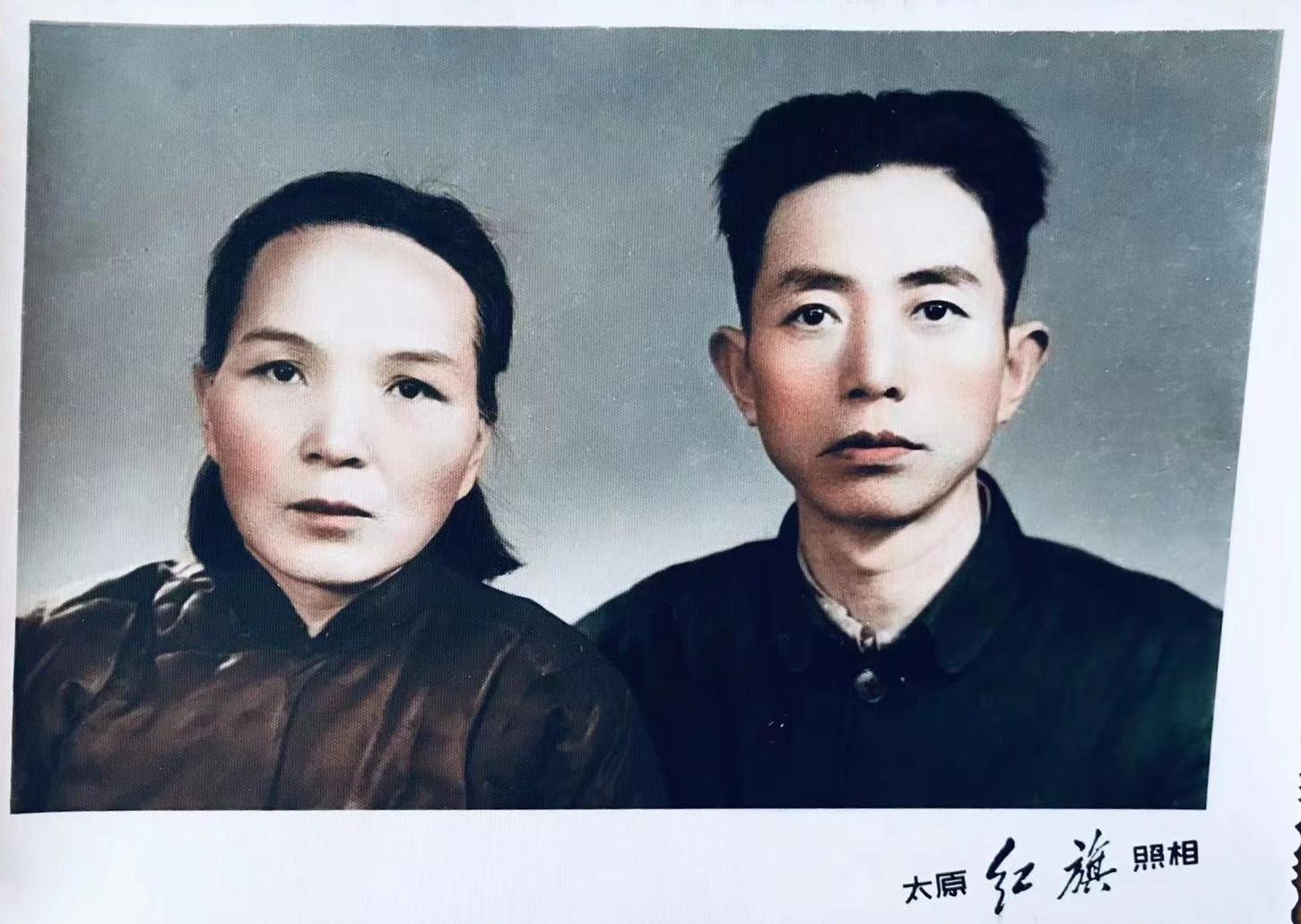 姚学纯纪念馆照片:夫妻二人珍贵的合影。在太原红旗照相馆合影留念!