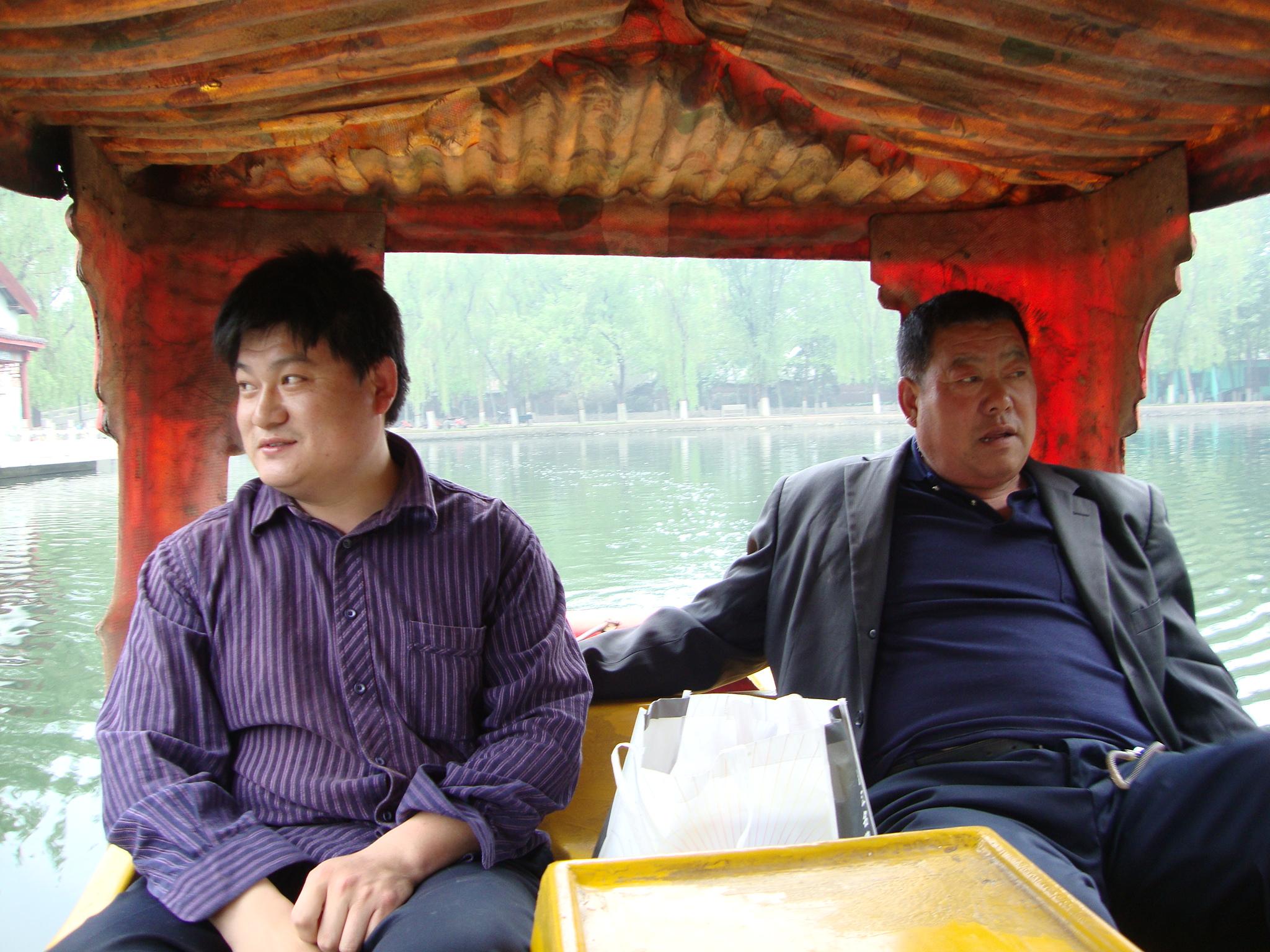 父亲赵小柱纪念馆照片:和老爸一块划船