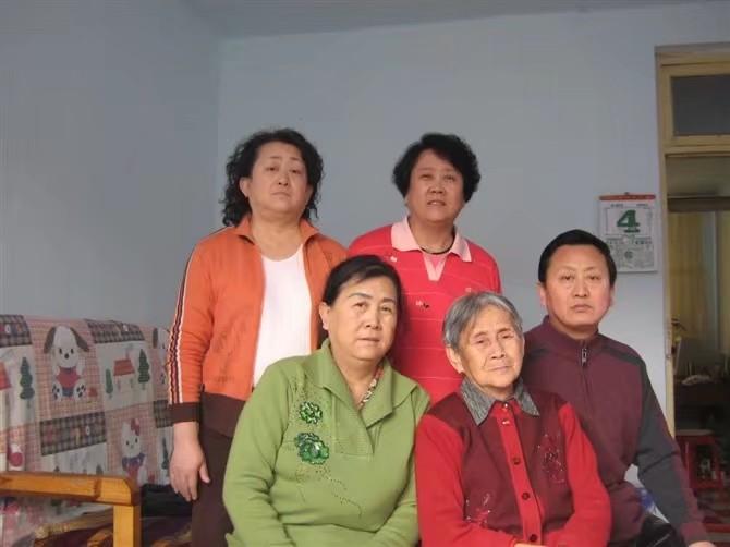白凤珍纪念馆照片:母亲的儿女,一生所爱。